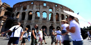 Turisti a Roma.         ANSA / ETTORE FERRARI / FRR