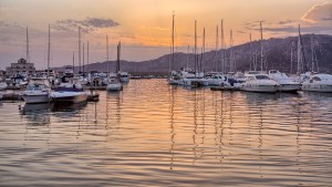 barche-ormeggiate-al-tramonto