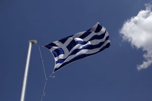 La bandiera nazionale greca sventola su un palazzo ad Atene