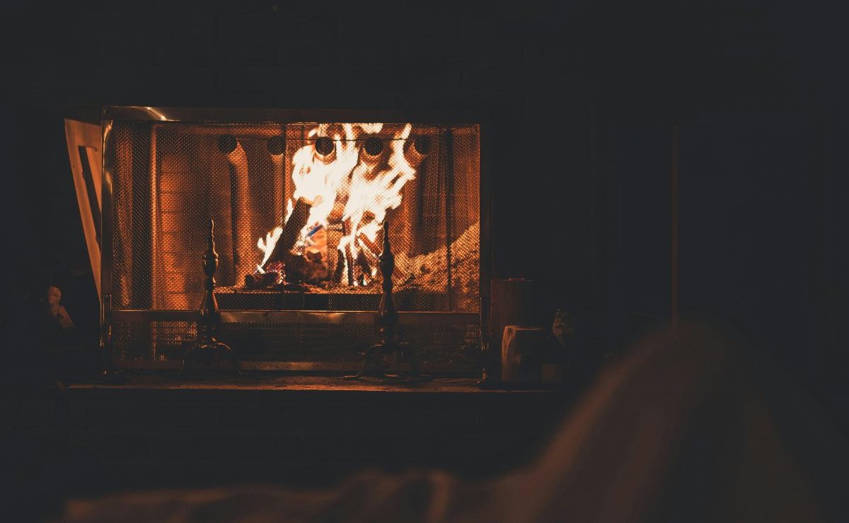 Non hai bisogno di niente per accendere il camino: solo di un volantino della spesa | Lascia perdere Diavolina e Accendifuoco