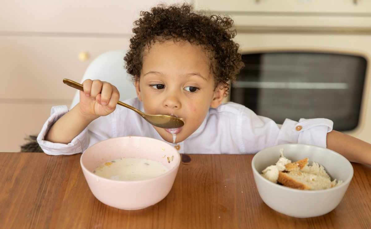 Colazione con latte e cereali? “Tanto vale farsi una tazza di vodka” | l’effetto collaterale all’intestino che molti genitori ignorano