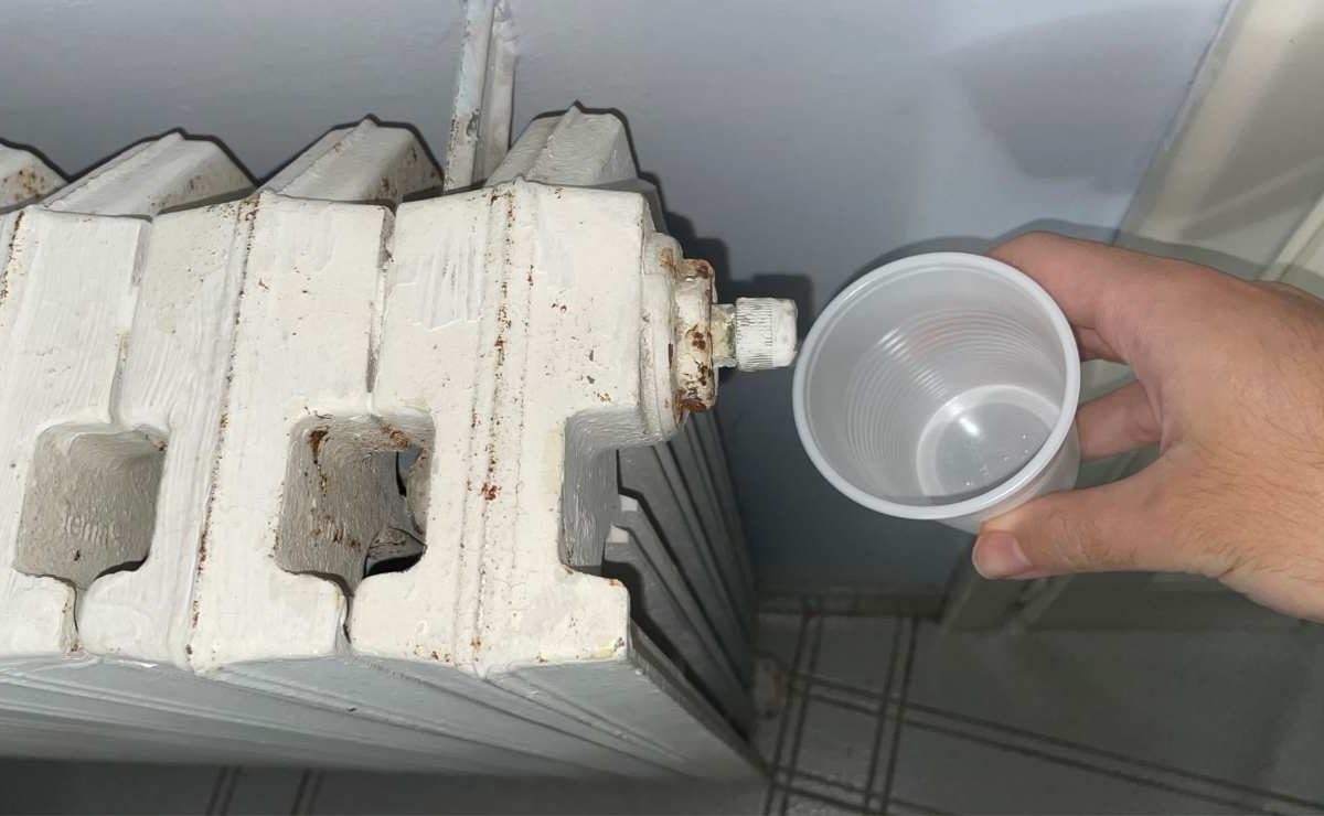 Non spurgare i termosifoni col bicchiere di plastica: stai condannando il tuo impianto senza saperlo | Il metodo corretto