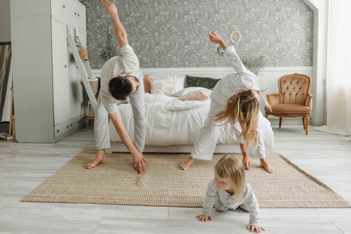 Lavoro, ora puoi stare a casa con i figli senza sacrificare lo stipendio: aumentano i mesi retribuiti | Quanti sono