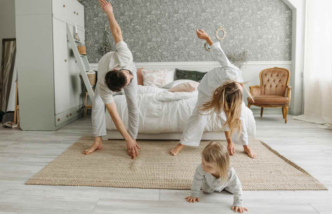 Lavoro, ora puoi stare a casa con i figli senza sacrificare lo stipendio: aumentano i mesi retribuiti | Quanti sono