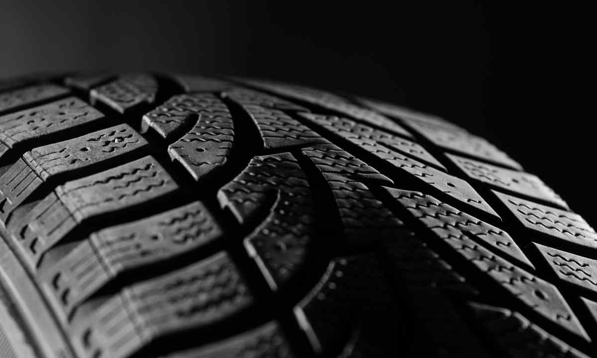 Si dimentica di controllare la pressione prima di montare gli pneumatici invernali e combina un disastro | La regola dei 2.2 bar