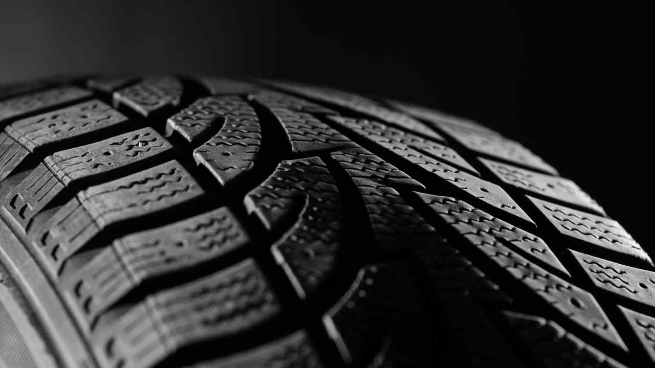 Si dimentica di controllare la pressione prima di montare gli pneumatici invernali e combina un disastro | La regola dei 2.2 bar