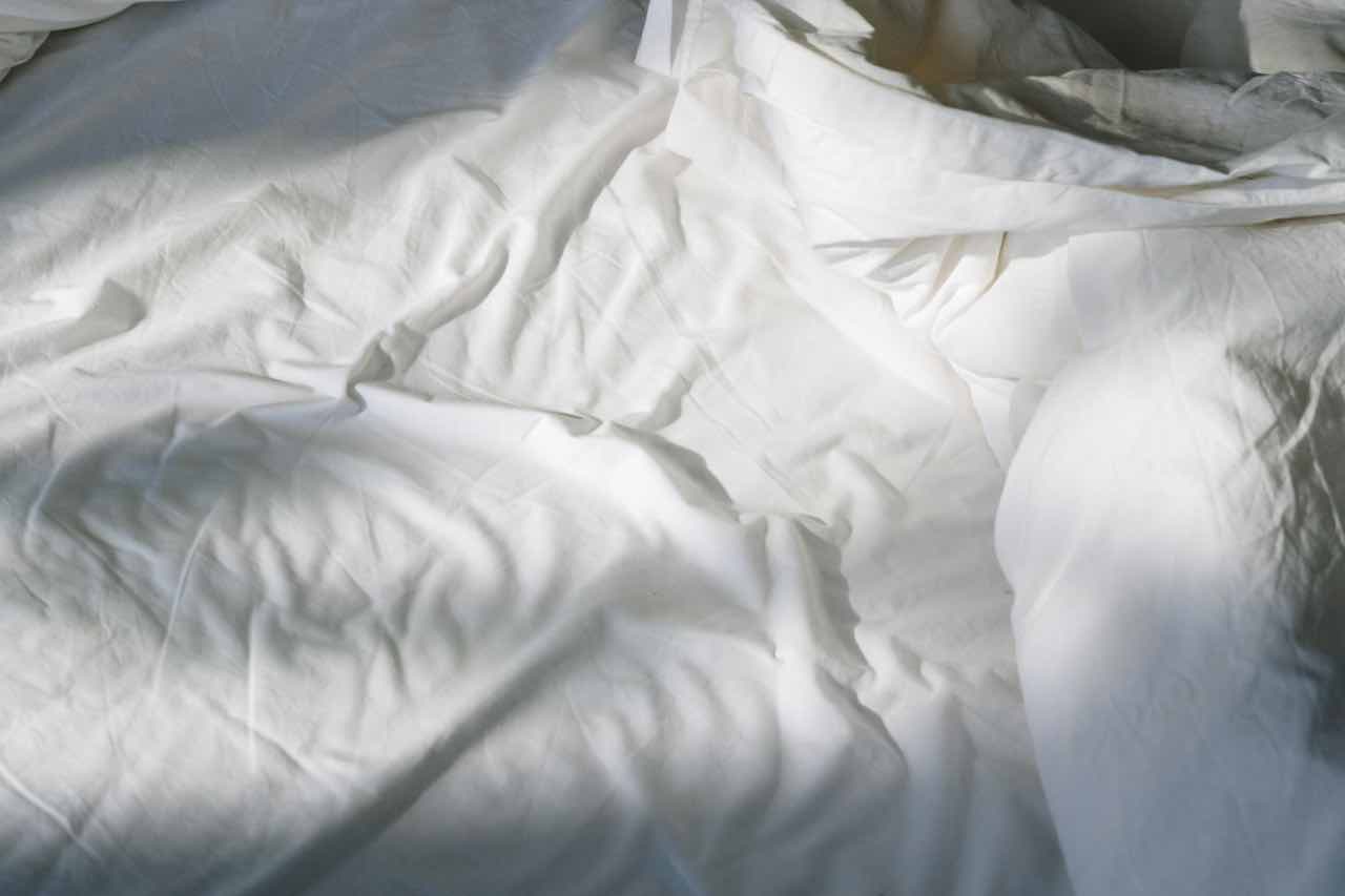 Lenzuola, per lavarle devi usare la temperatura giusta: non è 30°C | Anche in lavanderia fanno così