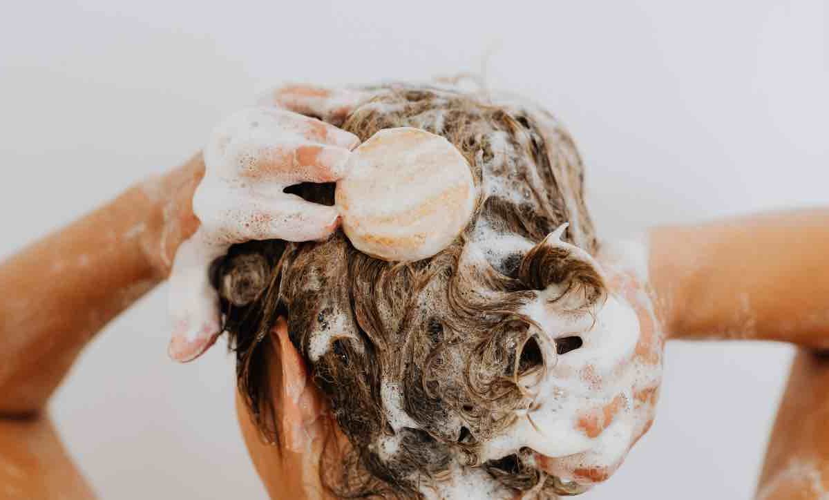 Lavare i capelli, qual è la frequenza corretta per farlo: secondo gli esperti c’è un numero esatto