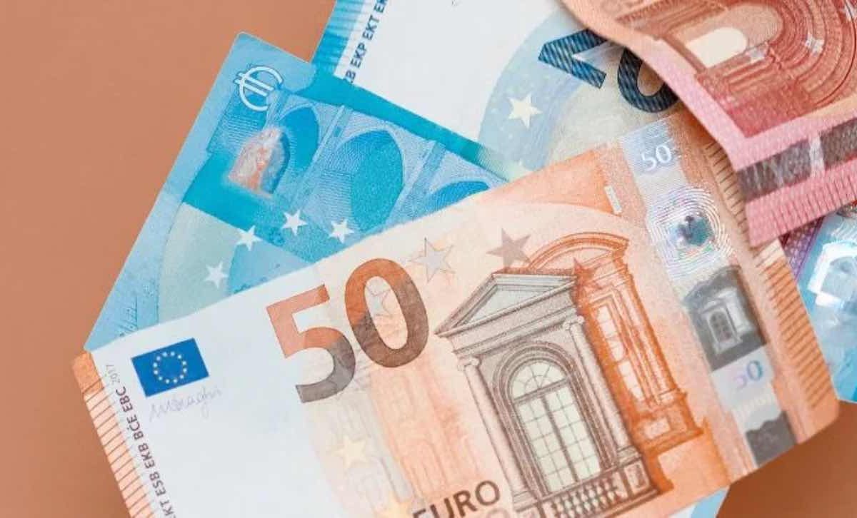 Quanti soldi tenere in casa: tutti gli economisti concordato su una precisa cifra | Oltre questa soglia può diventare un rischio