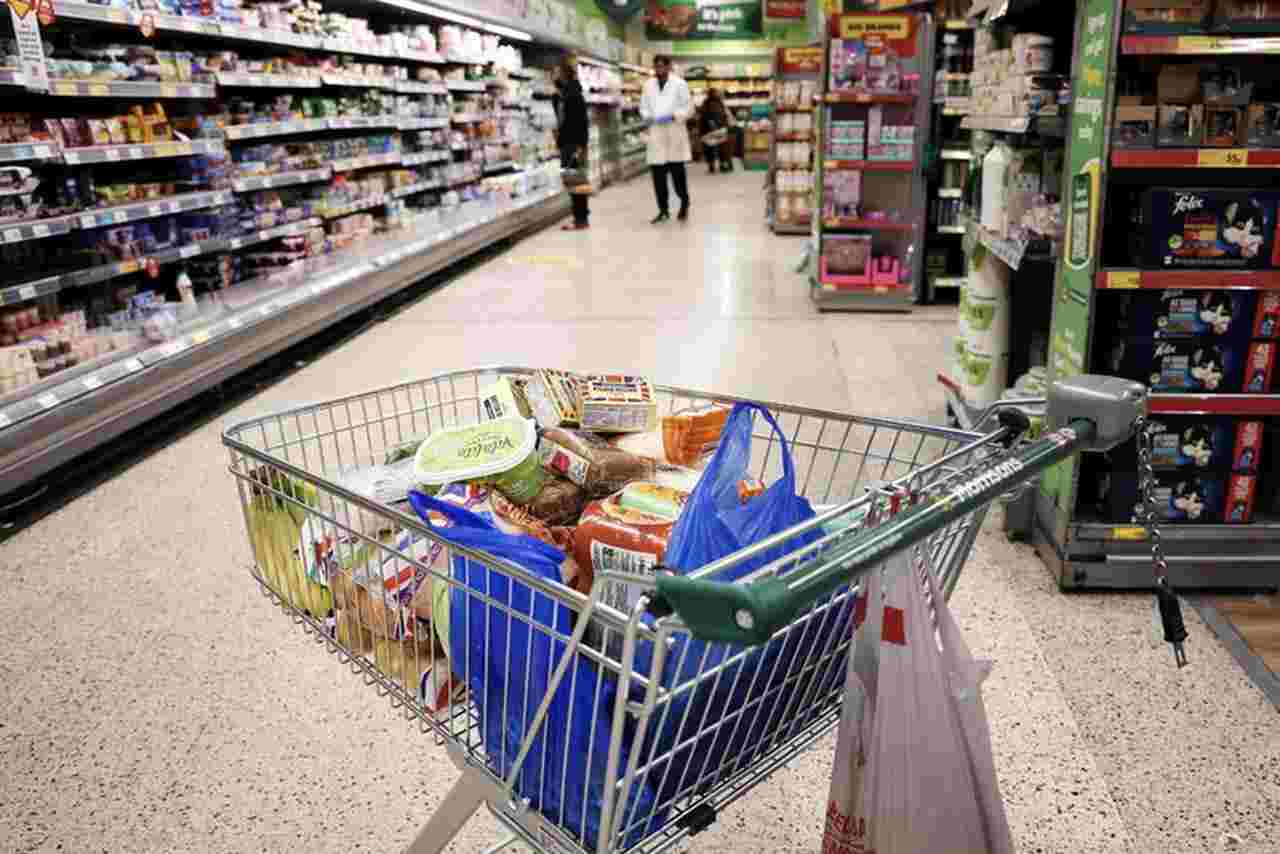 Il sabato la spesa non si paga per questi italiani: basta seguire le iniziative del “Reddito Alimentare” | Carrello pieno, portafogli pure