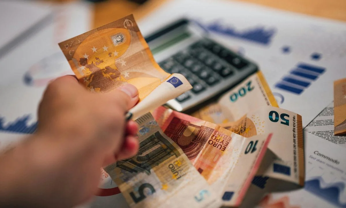 Tasse, entro il 16 dicembre devi sborsare altri soldi ma non vale per tutti: chi è salvo poco prima di Natale