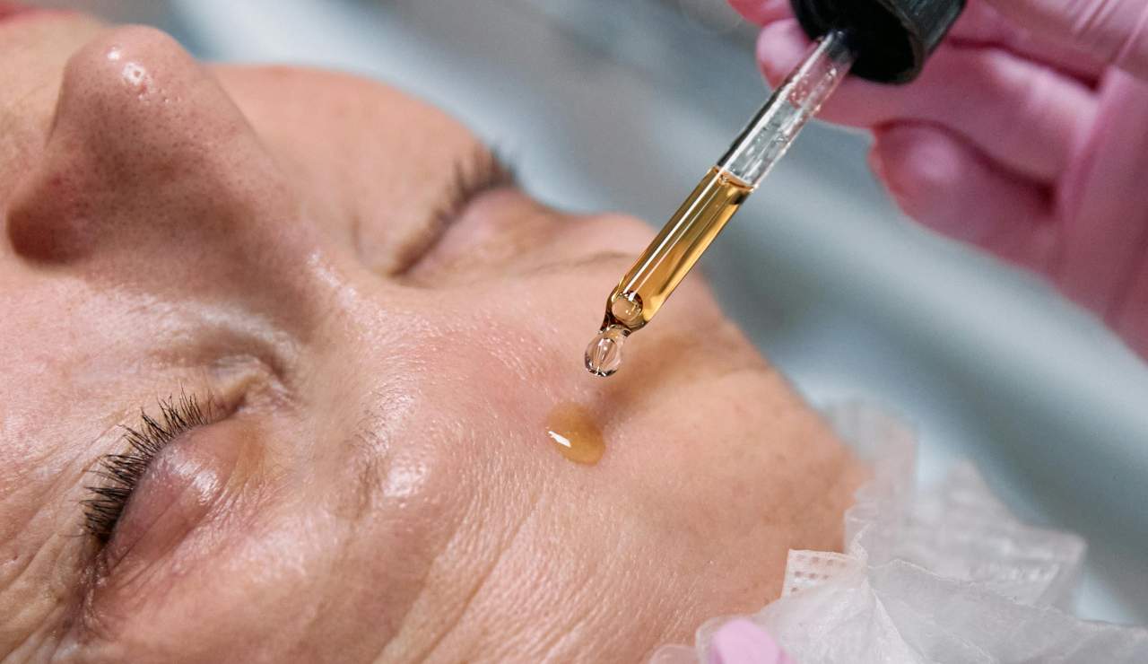 Ma quale lifting? Con questo siero sembrerai di 30 anni anche se ne hai 60 | Miracolo della scienza estetica