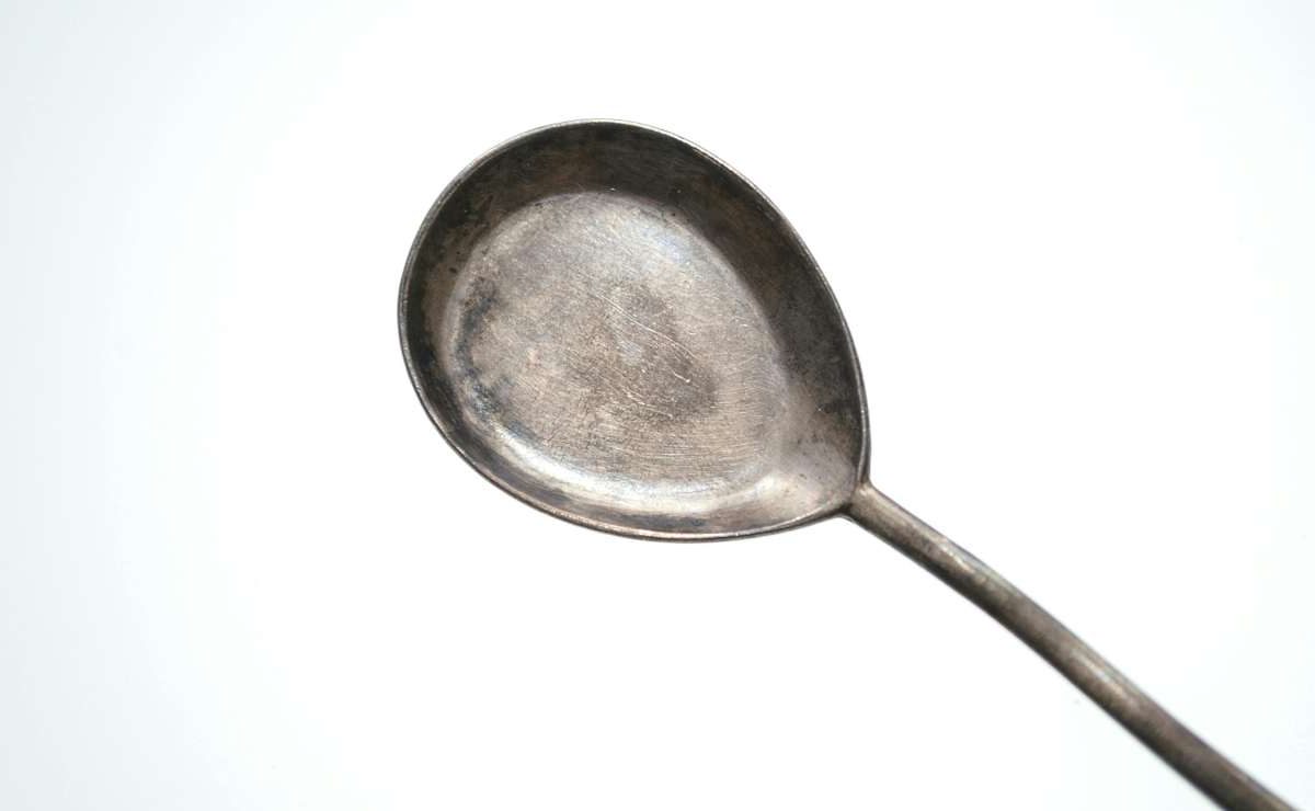 Tutte le menti più geniali del mondo vanno a dormire con un cucchiaio a letto | Lo faceva anche Dalì: ecco perchè