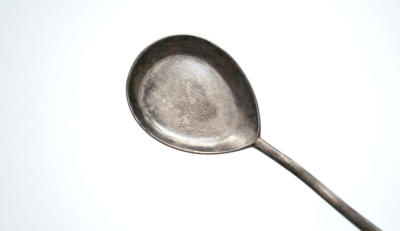 Tutte le menti più geniali del mondo vanno a dormire con un cucchiaio a letto | Lo faceva anche Dalì: ecco perchè