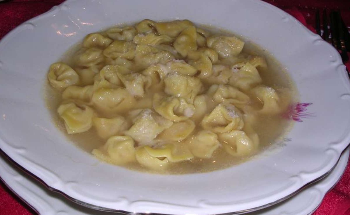 Baccalà e tortellini in brodo A RISCHIO per il pranzo di Natale | La nuova moda che sta violentando la tradizione italiana