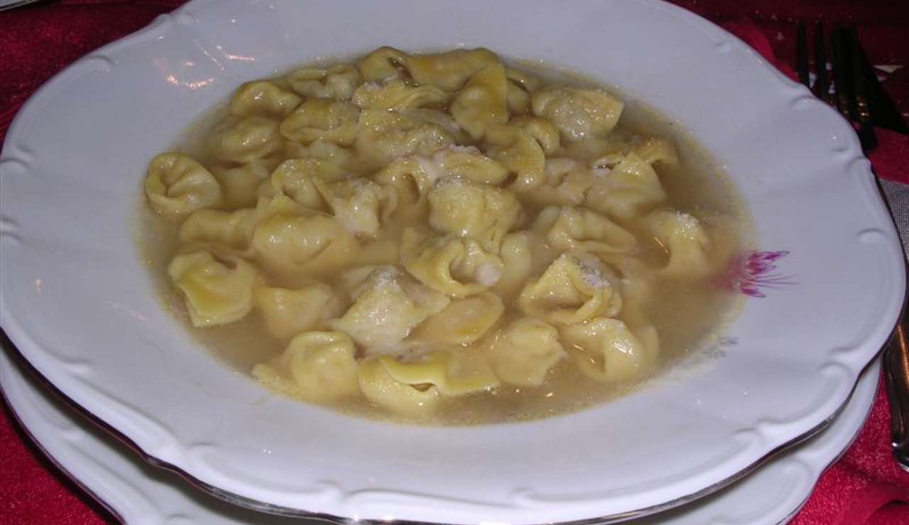 Baccalà e tortellini in brodo A RISCHIO per il pranzo di Natale | La nuova moda che sta violentando la tradizione italiana