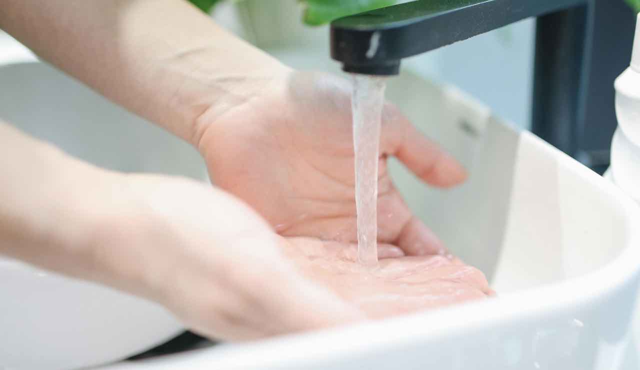 Acqua, non ti serve la caldaia per averla calda in casa: abbassi tutti i costi e ce l’hai tutto il giorno