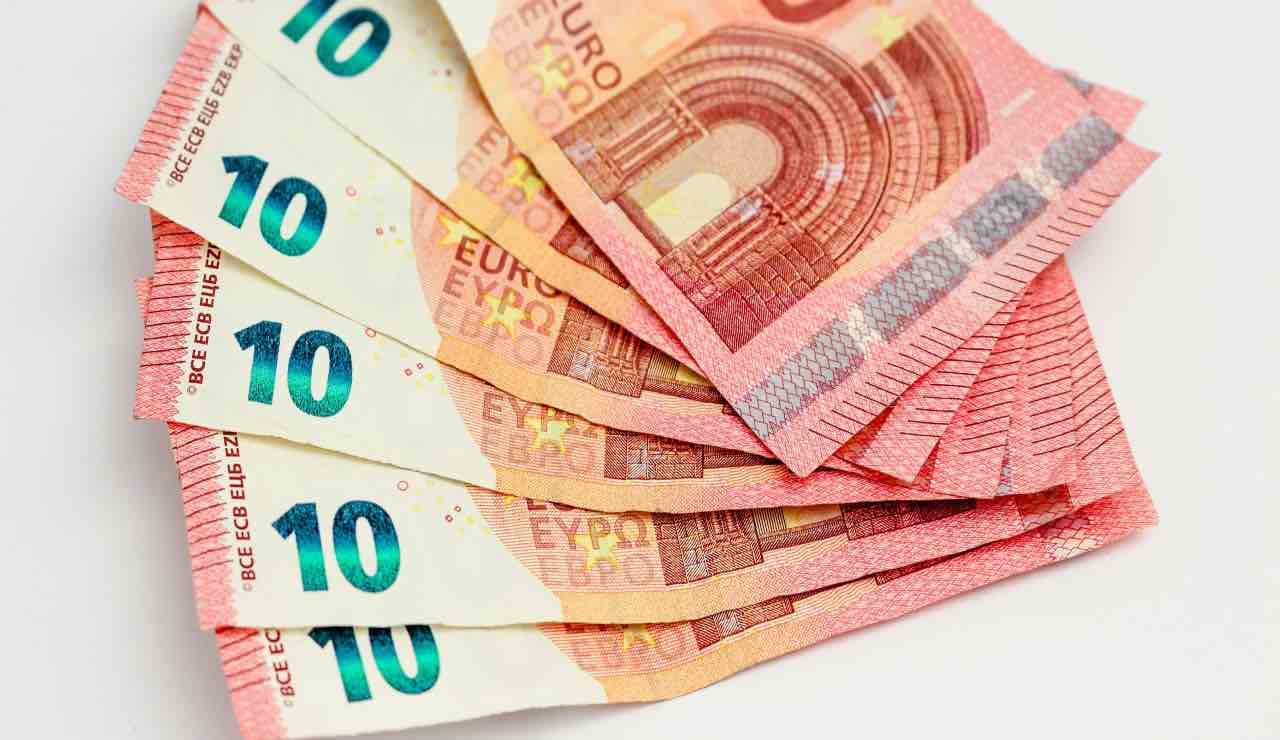 Banconote, queste qui non sono più valide: come farsele cambiare senza perdere un centesimo