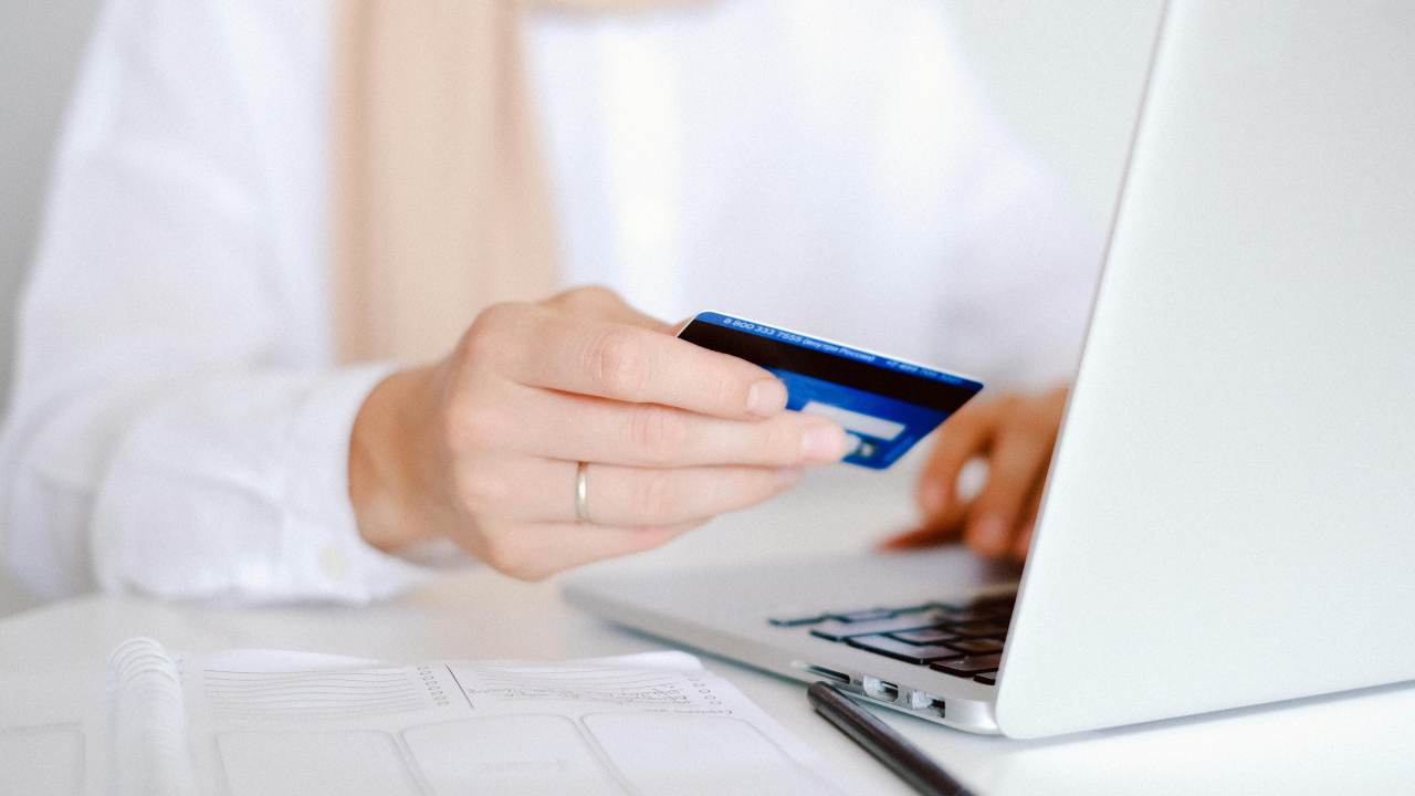 Bonifici, in questi giorni di dicembre non puoi effettuarli: è praticamente impossibile | Quali sono e perché