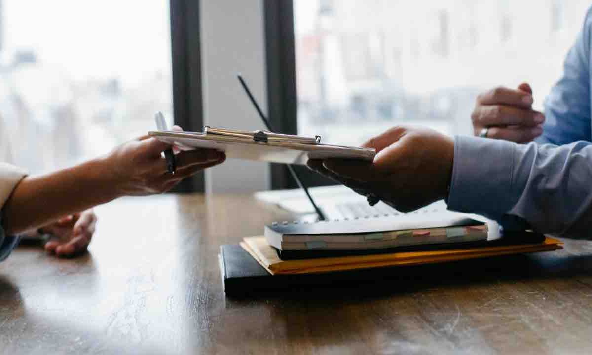 Curriculum sul tavolo, 5 competenze che valgono più del titolo di studio: la lista nascosta che decide chi firma il contratto e chi resta a casa