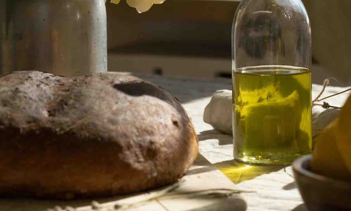 Olio d’oliva, annunciati i migliori d’Italia: c’è una regione che svetta sulle altre | Il più buono lo fanno proprio qui