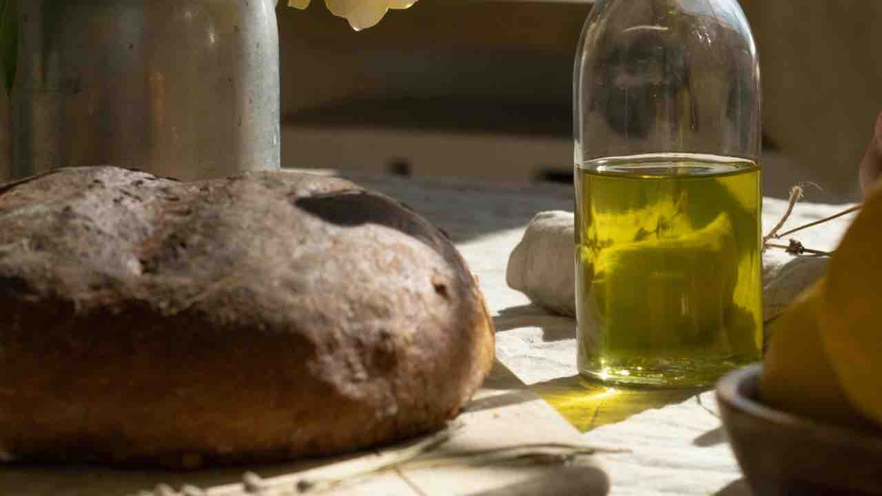 Olio d’oliva, annunciati i migliori d’Italia: c’è una regione che svetta sulle altre | Il più buono lo fanno proprio qui