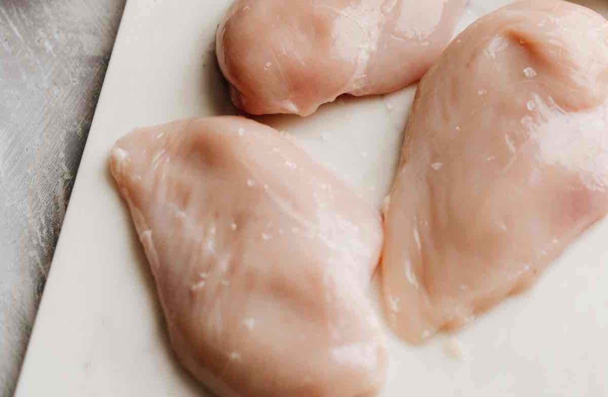 Striature sul petto di pollo, cosa vogliono dire davvero: l’esperto ha dato una risposta chiara e precisa