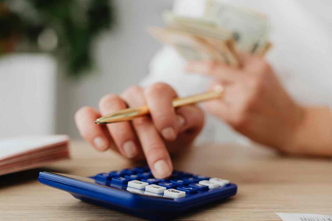 Pignoramento stipendio e pensione: i nuovi limiti di legge cambiano i giochi | quanto ti possono davvero prendere dal conto