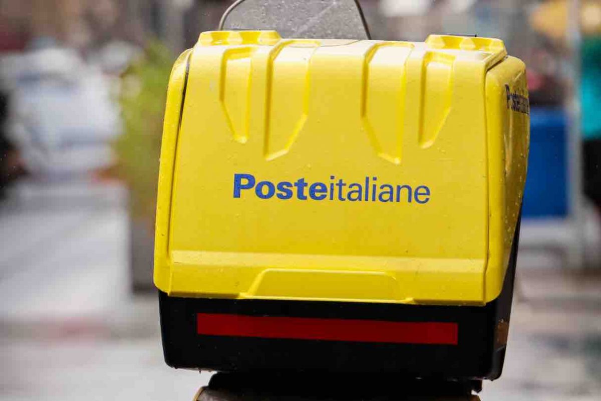 Poste Italiane, cercasi dipendenti: non serve esperienza e neppure la laurea | L’occasione è più unica che rara