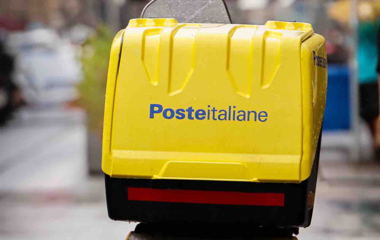 Poste Italiane, cercasi dipendenti: non serve esperienza e neppure la laurea | L’occasione è più unica che rara