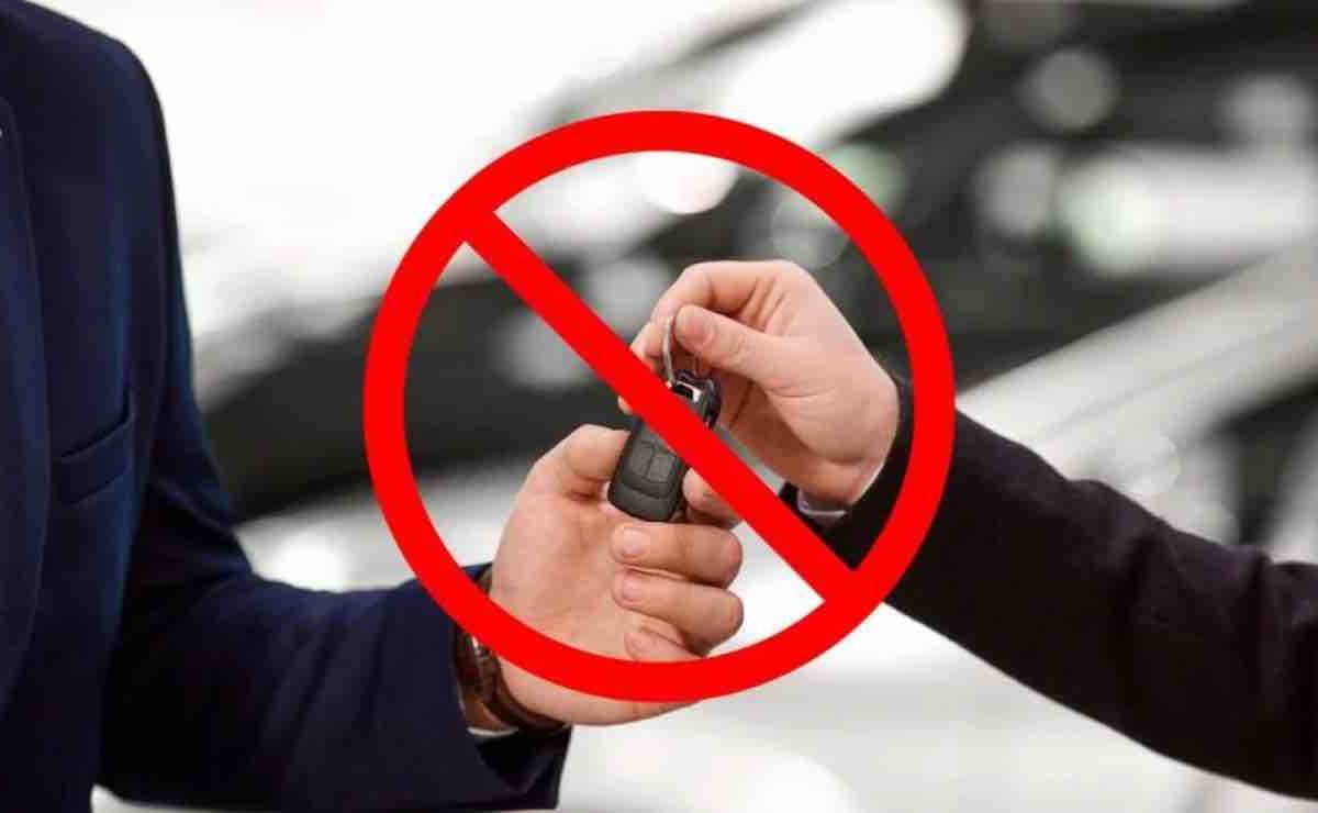 Prestare l’auto, attenzione quando lo fai: c’è un regalo che tutti sottovalutano | Rischio di multa elevatissimo