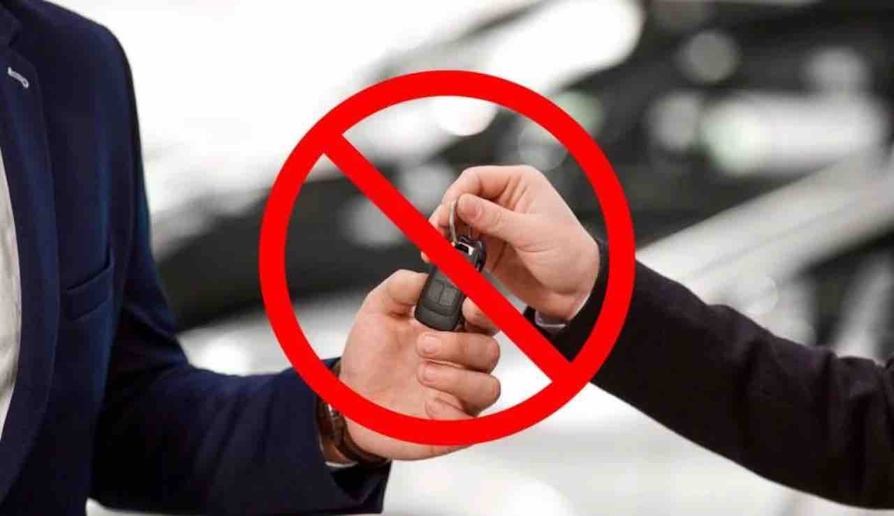 Prestare l’auto, attenzione quando lo fai: c’è un regalo che tutti sottovalutano | Rischio di multa elevatissimo