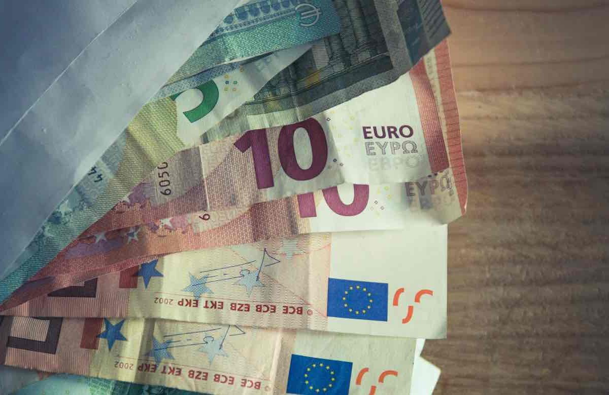 Lo Stato continua a erogare aiuti: chi ha questi requisiti si becca 500 euro | Non serve neanche la domanda