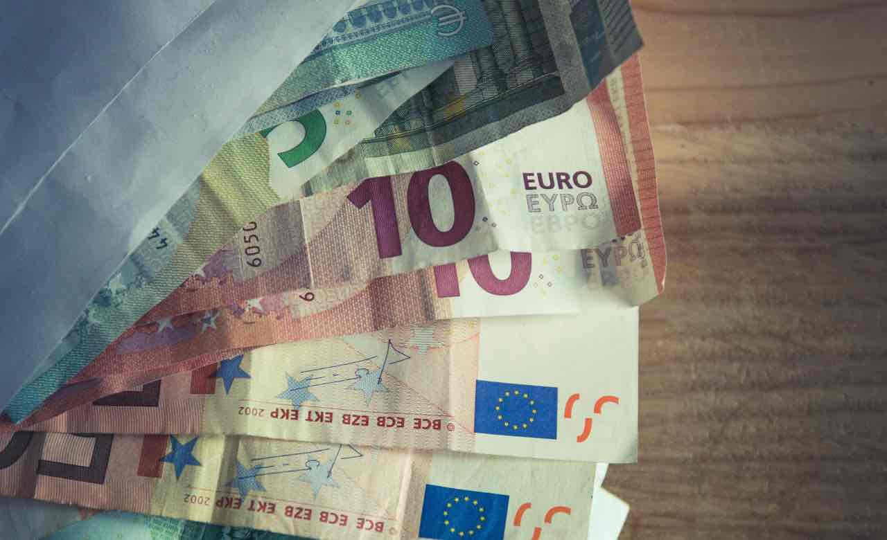 Lo Stato continua a erogare aiuti: chi ha questi requisiti si becca 500 euro | Non serve neanche la domanda